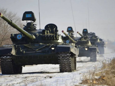 «Әскер жауынгерлік дайындықтың ең жоғары деңгейіне келтіріледі»: Қорғаныс министрлігі үндеу жасады (ВИДЕО)