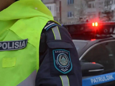 Семейде жүк көлігі жолдағы полицейді қағып кете жаздады