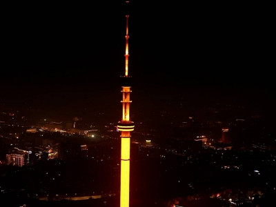 Алматыда Көктөбе мұнарасы қызғылт сары түске көмкерілді