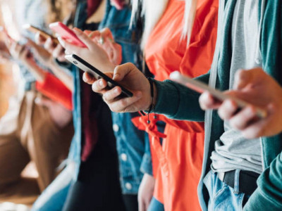 Ғалымдар: смартфонды көп қолдану тәуелділік емес, әдет қана