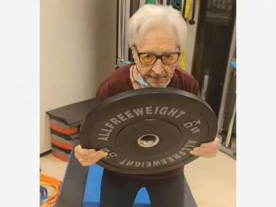 Соғысты, қатерлі ісікті, ковидті өткерген: 101 жастағы әже күн сайын екі сағат гантель көтеріп жаттығады