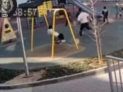 Алматы тұрғыны аулада ойнап жүрген 5 жастағы баланы теуіп құлатқан