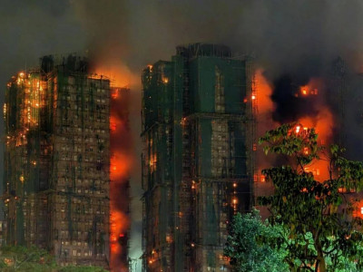 «146 адам қаза тапқан»: Гонконгтағы тұрғын үй өртіне қатысты 13 адам ұсталды