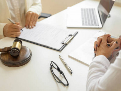 Жігітіне ренжіп, оның көлігін бүлдіріп тастаған қызға айыппұл салынды