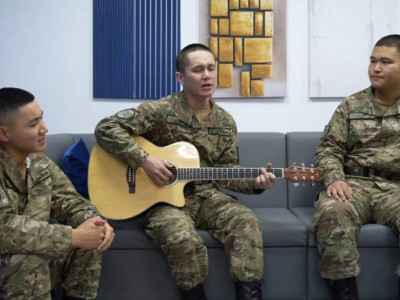 Көкшетауда әскери борышын өнерімен ұштастырып жүрген сарбаз қызмет етеді