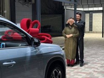 Еркебұлан Тоқтар анасына су жаңа көлік алып берді