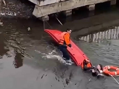 Астанада суға секіріп кеткен әйел аман қалды (ВИДЕО)