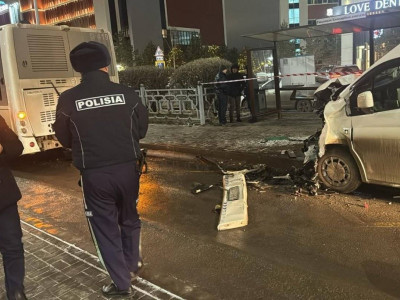 Астанада екі автобус соқтығысып, бір жүргізуші қаза тапты