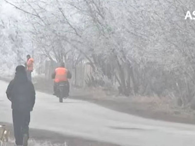 «Жол бойында түрме көп»: Қарағандыда оқушылар мектепке жету үшін ұзақ жолды жаяу жүріп өтеді