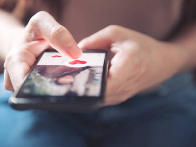 Әлеуметтік желілер кеш үйленудің бір себебіне айналды – зерттеу