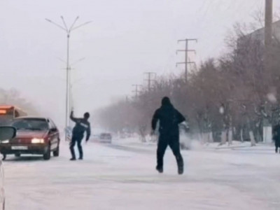 Теміртауда полиция қызметкерін көлік басып кете жаздады