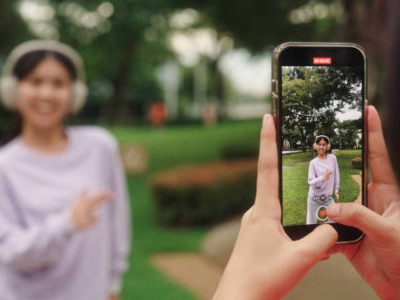 Алматыда кафе қызметкерлері ролик түсіру үшін жолды жауып тастаған