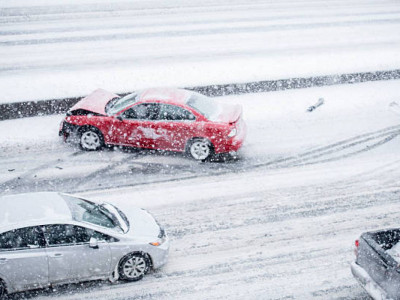 Шығыс Қазақстанда полицейлер 150 көлікті қар құрсауынан алып шықты