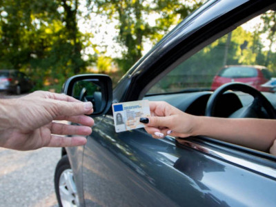 «Жүргізуші куәлігін алып беремін»: Астанада алаяқтық жасаған бойжеткен ұсталды