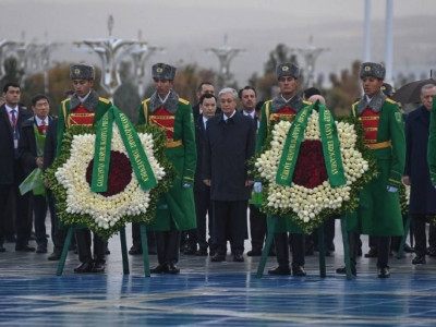 Мемлекет басшысы Бейтараптық монументіне гүл шоғын қойды