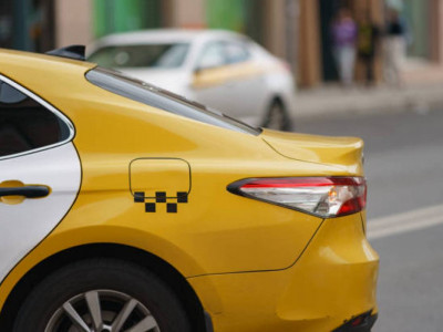 Астанада такси жүргізушісі жолаушының пәтерін тонап кеткен