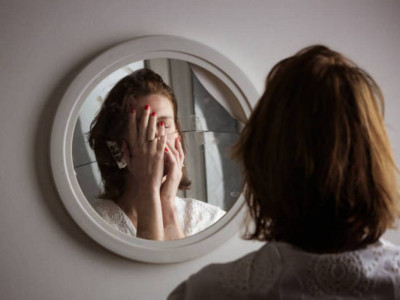 Айнаға тым жиі қарау неге зиян?