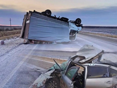 Солтүстік Қазақстанда екі жүк көлігі мен жеңіл автокөлік соқтығысты