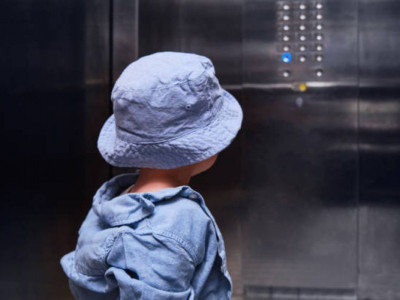 Қарағандыда 3 бала лифтіде қамалып қалған