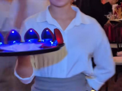 «Неге тексермейді?»: Туған күнінде гаҺар жүзік таратқан блогер сынға қалды (ВИДЕО)