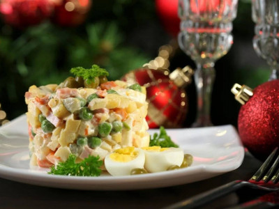 Дәрігер жаңа жыл дастарханында араластырып жеуге болмайтын тағамдарды атады