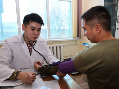 Медицина мен әскери қызметті біріктірген жас маман