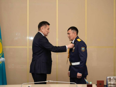 ШҚО-да адам өмірін сақтап қалған құтқарушыға «Ерлігі үшін» медалі табысталды