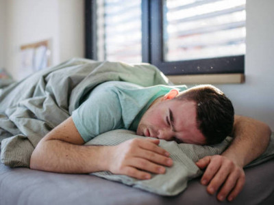 Етпетінен жатып ұйықтау кімге қауіпті? – дәрігер түсіндірді