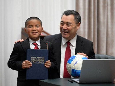 Қырғыз Президенті 4 сынып оқушысына өз телефонын сыйлады (ВИДЕО)