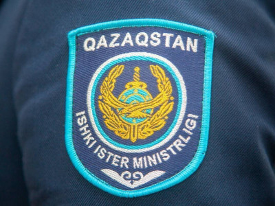 Полиция Мемлекеттік туды көлікке іліп, жол ережесін бұзған 82 жүргізушіні жауапқа тартты