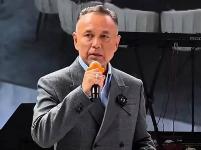 Тұрсынғали Алагөзов өз қызметкерлерінің 65 жастан асқан ата-аналарына зейнетақы төлемек (ВИДЕО)