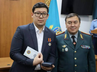 Астанада мұз астына түсіп кеткен адамды құтқарған азамат марапатталды