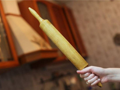 Атырауда ер адам қызғаныштан әйелін оқтаумен ұрып өлтірген