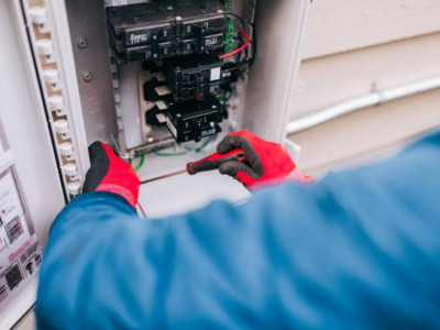 «Науқастың жағдайы өте ауыр»: Атырау облысында 25 жастағы электрикті тоқ соқты