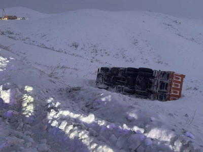 Шығыс Қазақстанда жүк көлігі аударылып кетті
