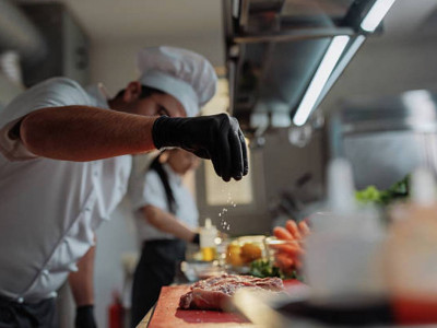 Елордада аспаздың сөмкесінен тыйым салынған заттар анықталды