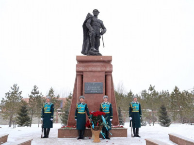 Қарулы күштер Кеңес Одағының Батыры Бауыржан Момышұлын еске алды