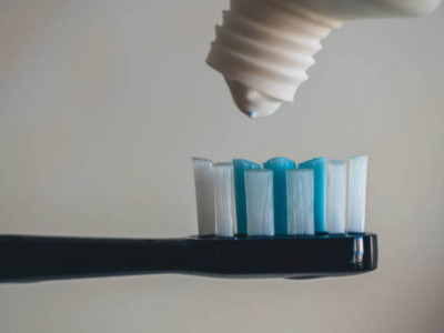 Энзим қосылған тіс пастасы: дәрігер трендтегі өнім қауіпті екенін айтты