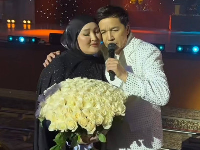 "Саған ризамын": Абай Бегей жеке концертінде әйеліне алғыс айтып, көзіне жас алды (ВИДЕО)