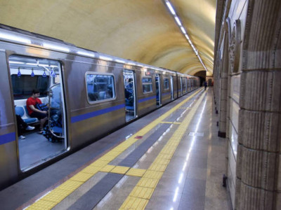 Алматыда метро пойызынан түтін шықты