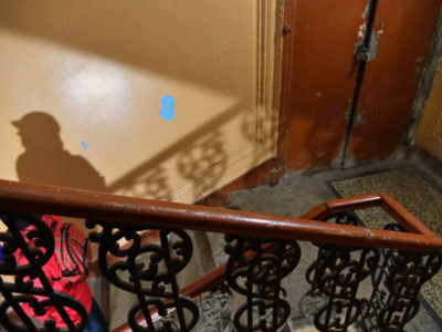 Өскеменде көп қабатты үйдің кіреберісінде жас жігітті тоқ соқты