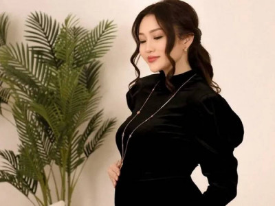 «Ақымақ болмай бір қыз ту»: Ерке Есмахан желі қолданушысына жауап берді