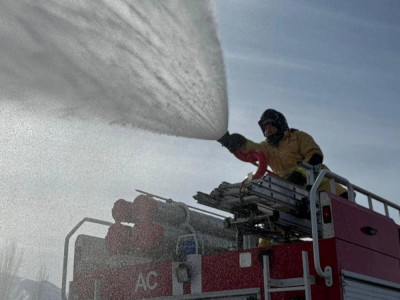 Астанада үш қабатты ғимарат өртеніп жатыр