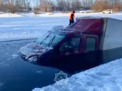 Батыс Қазақстанда жүк көлігі мұз астына түсіп кеткен