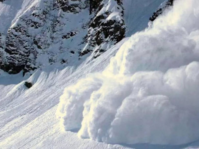 Алматыдағы қар көшкінінде мерт болған үш жігіт жер қойнына тапсырылды