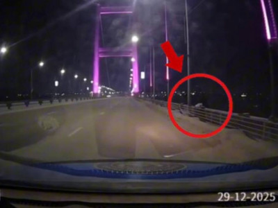 Семейлік полицейлер көпірден секірмек болған қызды құртқарып қалды