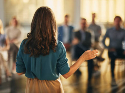 Сөйлегенде көп кідіретін адамдар білімсіз болып көрінеді – зерттеу