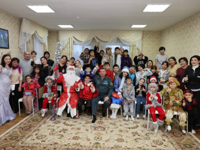 Ұлттық ұлан балалар үйінің тәрбиеленушілерін Жаңа жылмен құттықтады