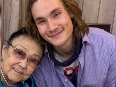 «Әкесінен аумайды»: Батырхан Шүкеновтың ұлы Бибігүл Төлегеновамен кездесті (ВИДЕО)