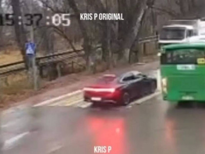 Алматыда автокөлік жүргіншілер жолағында жас баланы қағып кетті